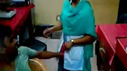 कमबख्त मशीन फुल एचडी सेक्सी फिल्म के साथ वेब कैमरा गोरा